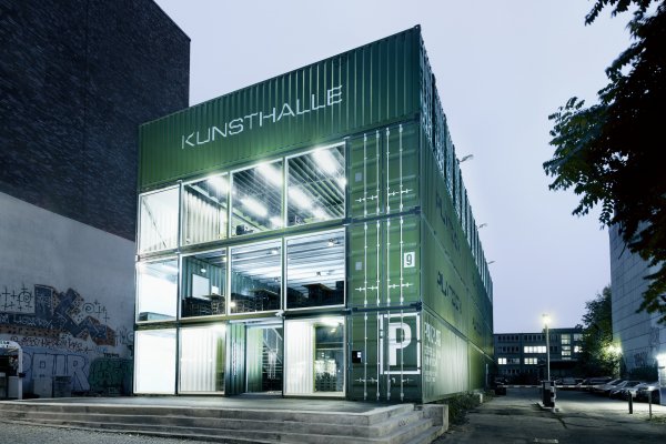 This unique architectural concept reflects the globalized world, and the transient energy and creativity of Berlin. PLATOON KUNSTHALLE SEOUL received the German Design Award 2011 for this architectural style. PLATOON KUNSTHALLE BERLIN was built using 33 shipping containers.